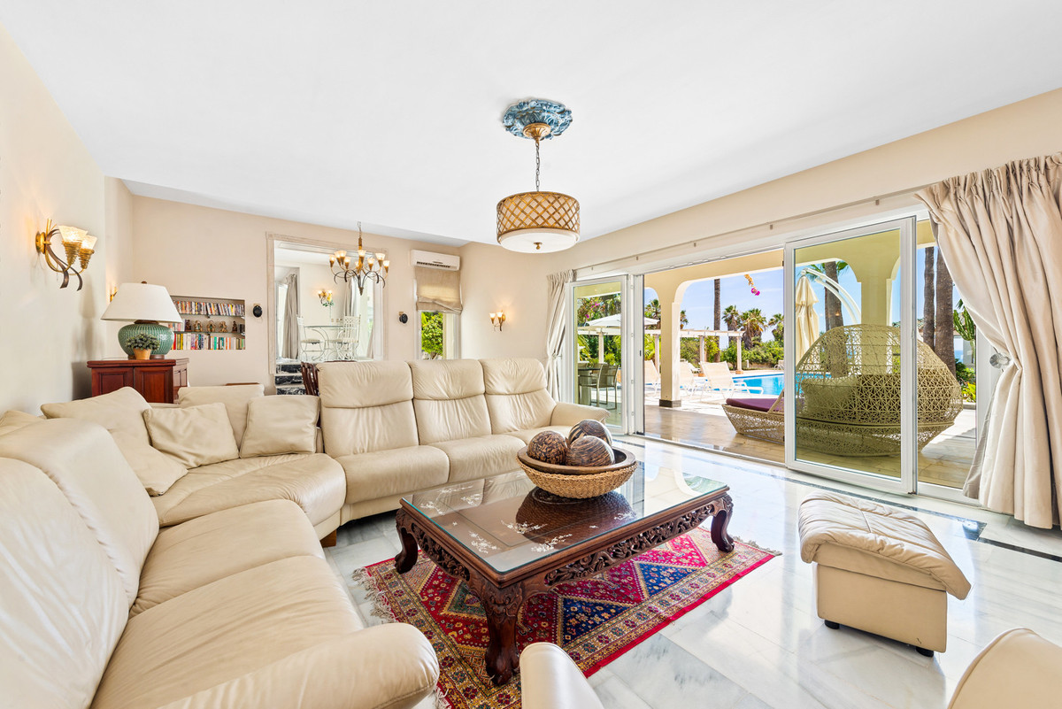 6 Bedroom Villa for Sale in Estepona — 6