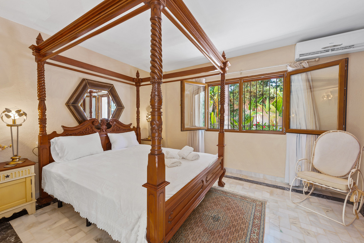 6 Bedroom Villa for Sale in Estepona — 8