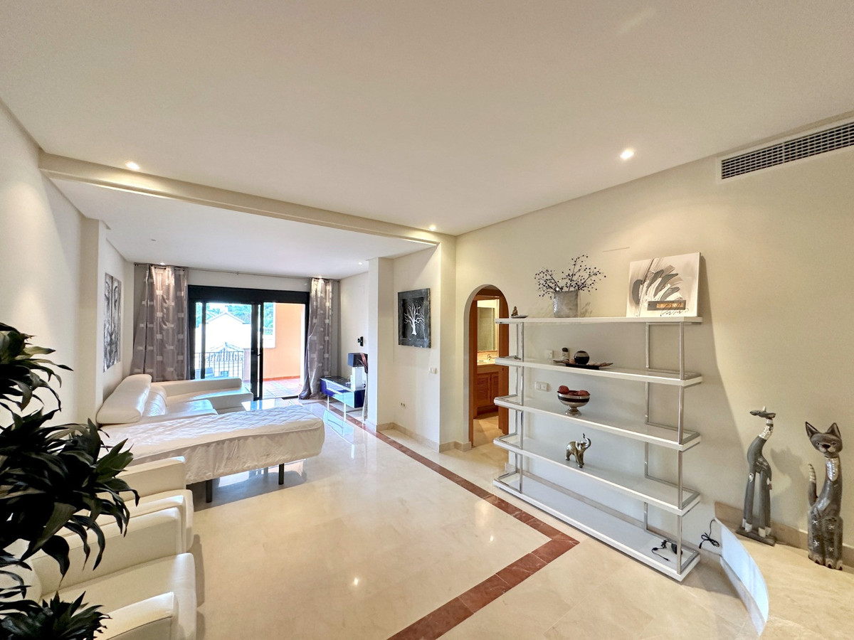 2 Bedroom Apartment for Sale in Puerto Banús — 4