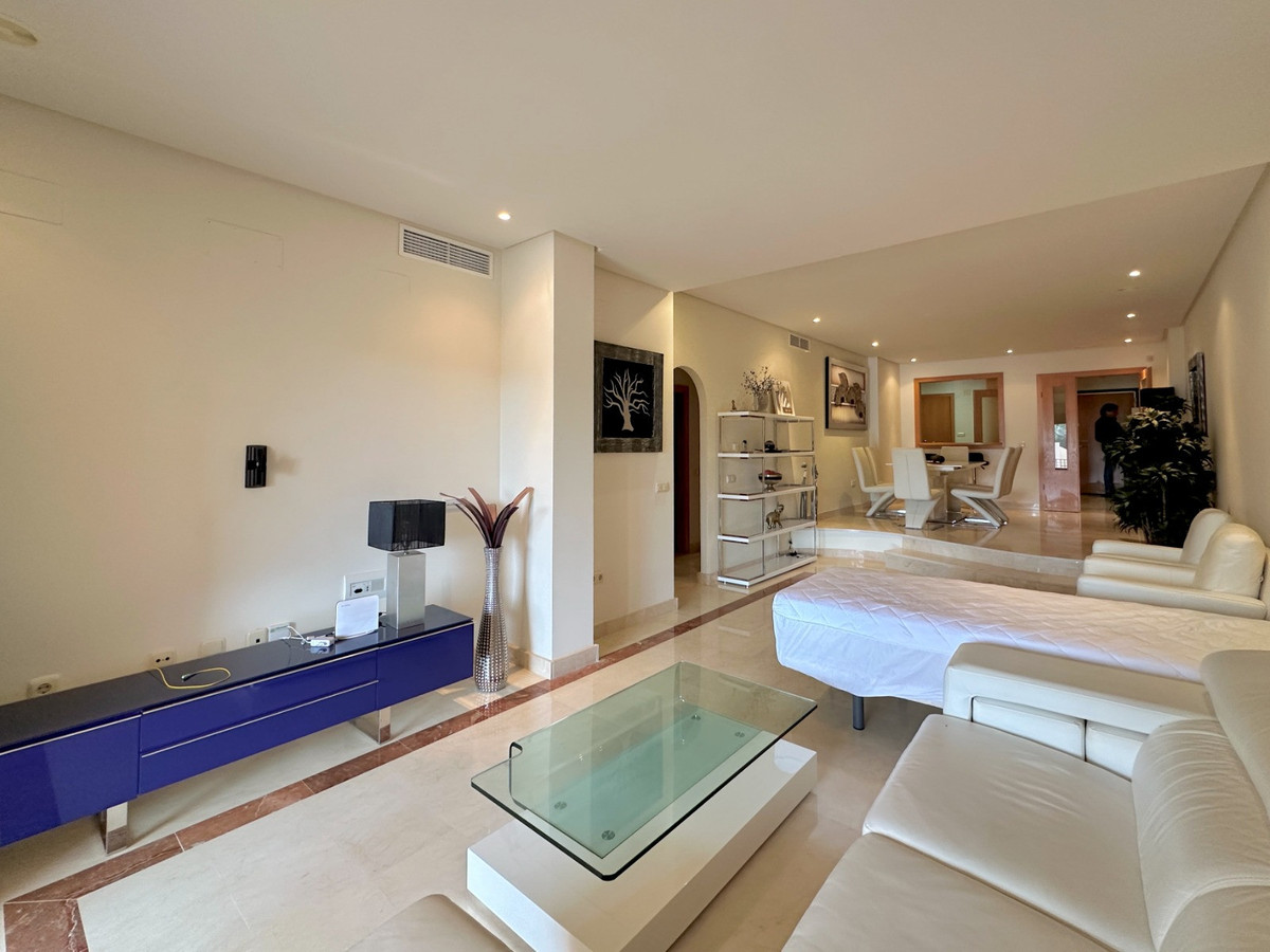 2 Bedroom Apartment for Sale in Puerto Banús — 6