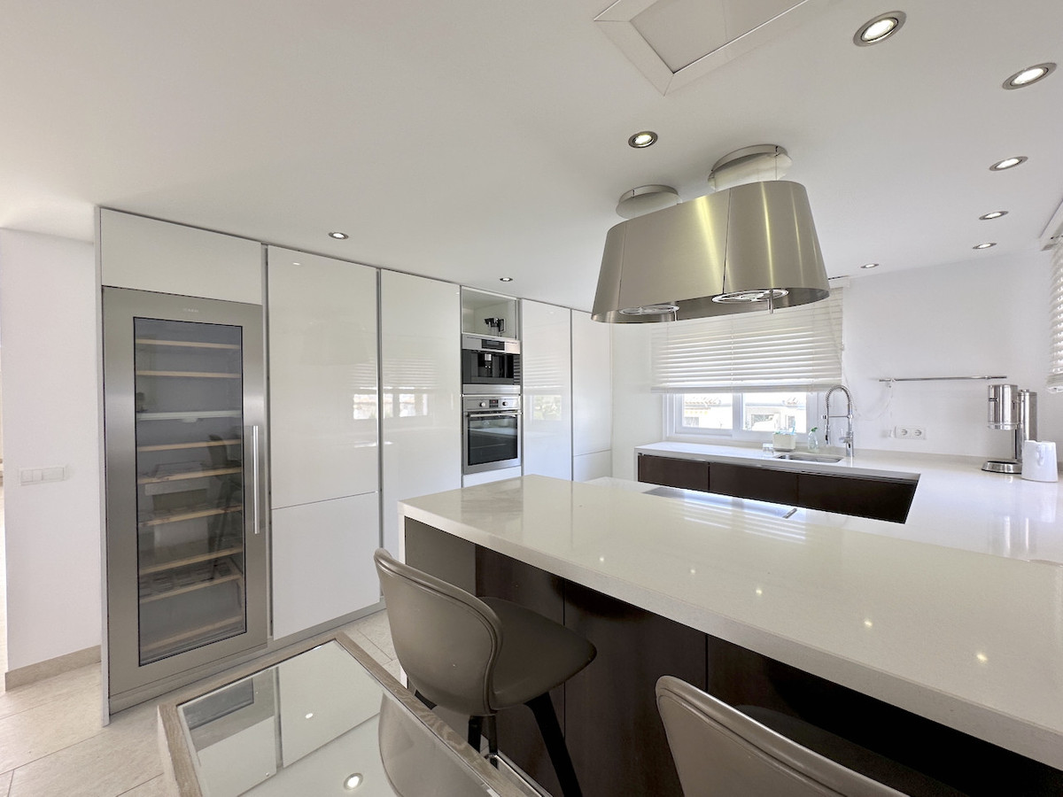 3 Bedroom Apartment for Sale in Estepona — 8