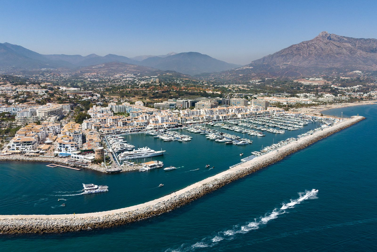 2 Bedroom Apartment for Sale in Puerto Banús — 2