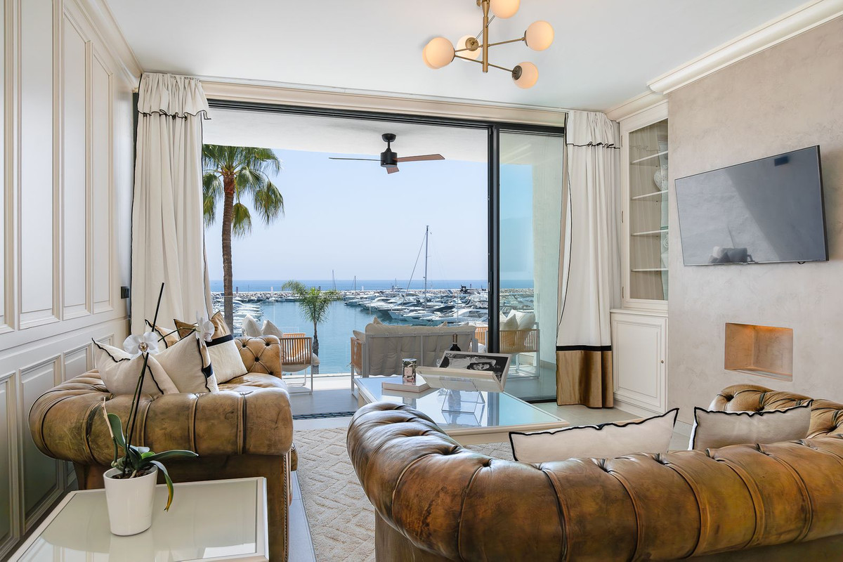 2 Bedroom Apartment for Sale in Puerto Banús — 7