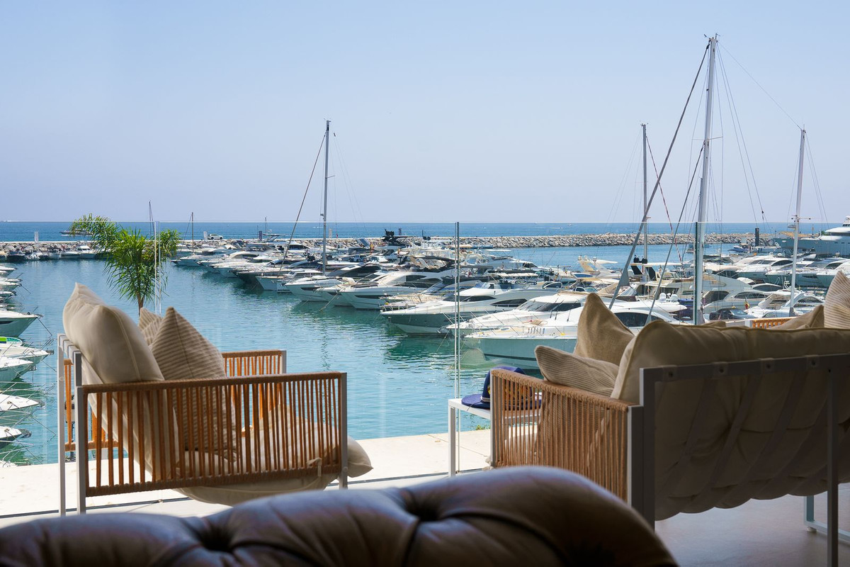 2 Bedroom Apartment for Sale in Puerto Banús — 8