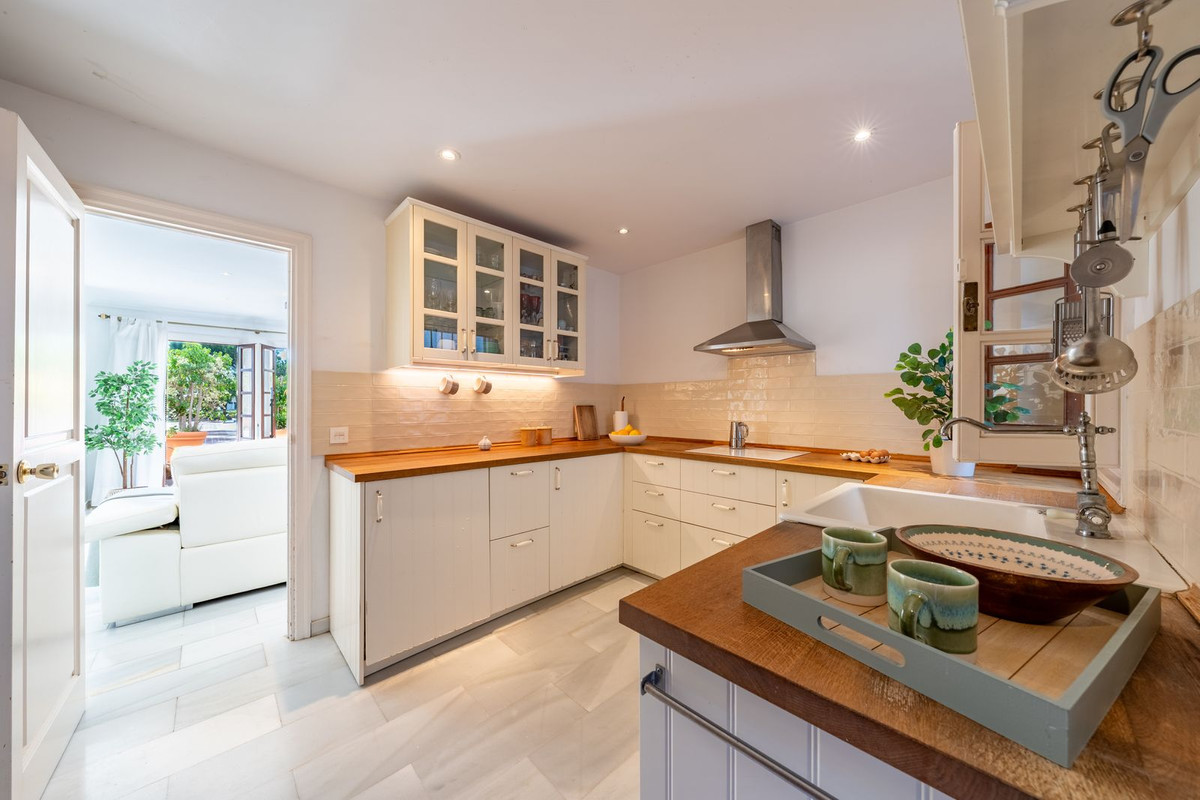 3 Bedroom Apartment for Sale in The Golden Mile — 6
