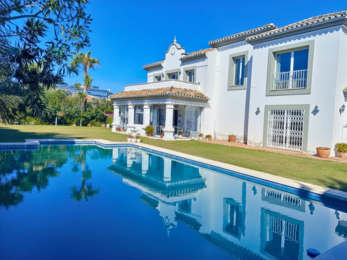 4 Bedroom Villa for Sale in Estepona