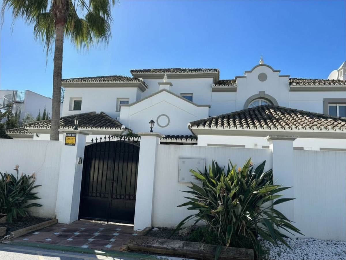 4 Bedroom Villa for Sale in Estepona — 2