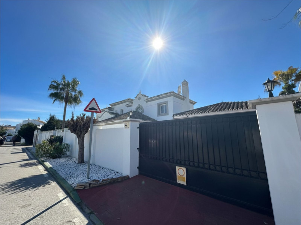 4 Bedroom Villa for Sale in Estepona — 3