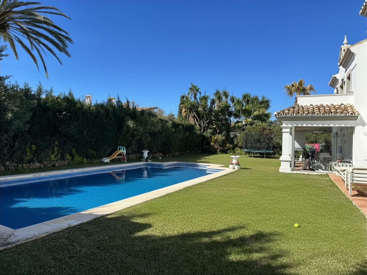 4 Bedroom Villa for Sale in Estepona — 8