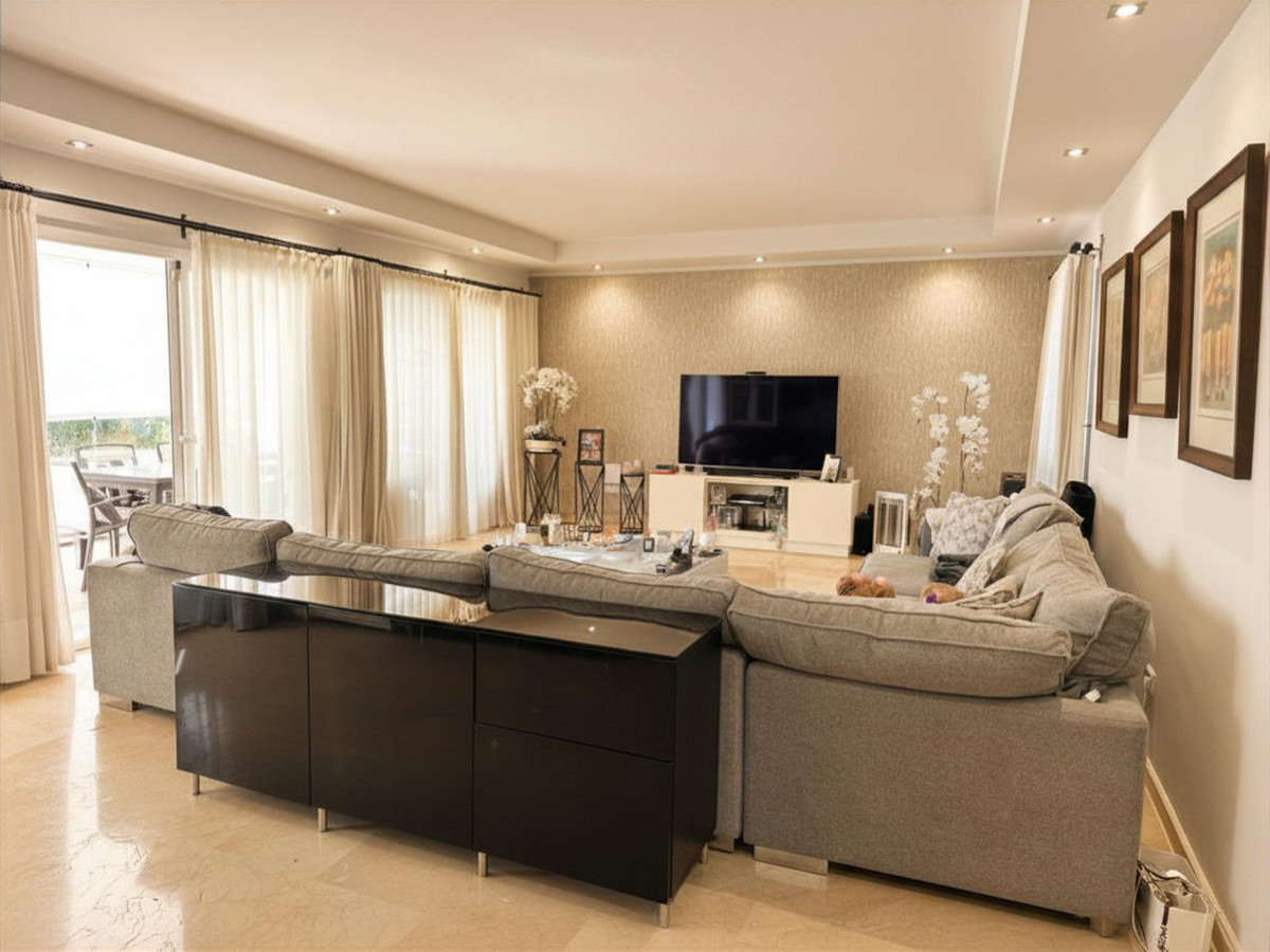 4 Bedroom Villa for Sale in Estepona — view 10