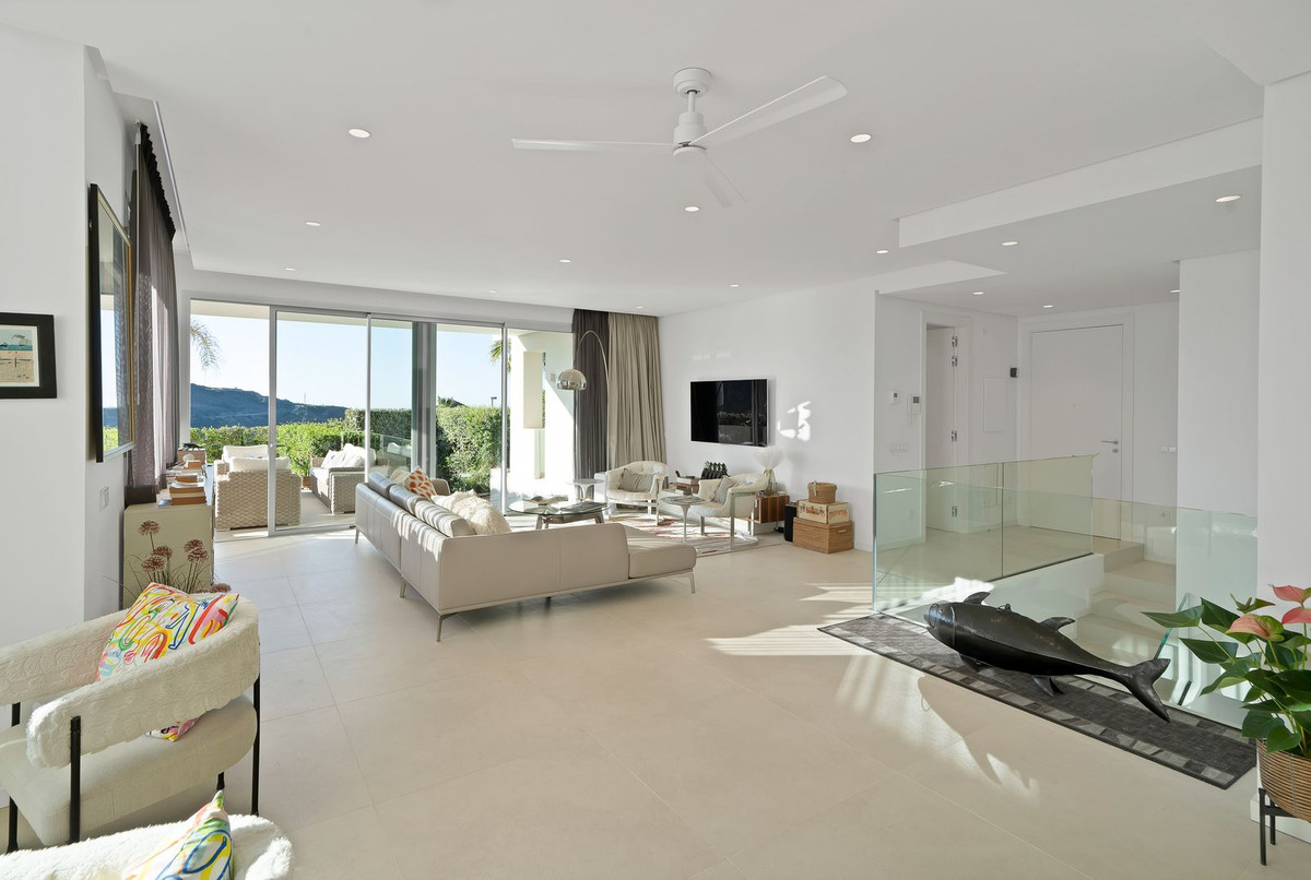 3 Bedroom Apartment for Sale in Benahavís — 6