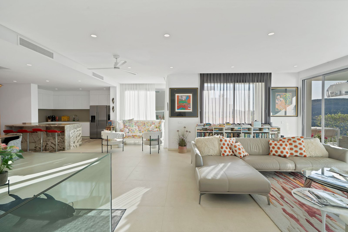 3 Bedroom Apartment for Sale in Benahavís — 8