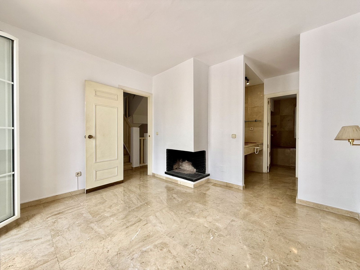 3 Bedroom Villa for Sale in Nueva Andalucía — 5