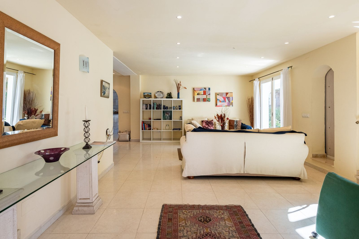 4 Bedroom Villa for Sale in San Pedro de Alcántara — 4