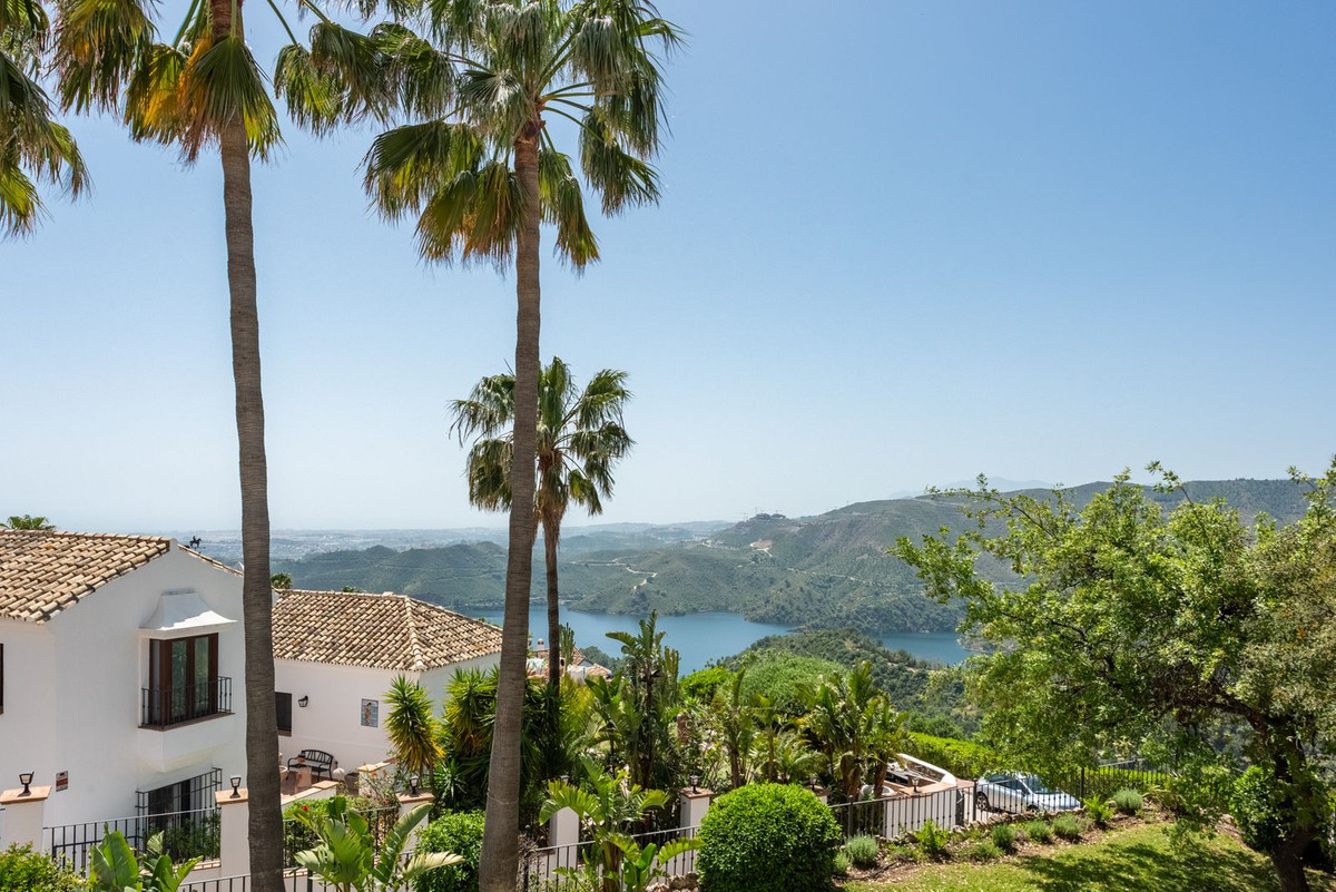 3 Bedroom Villa for Sale in Istán — 2