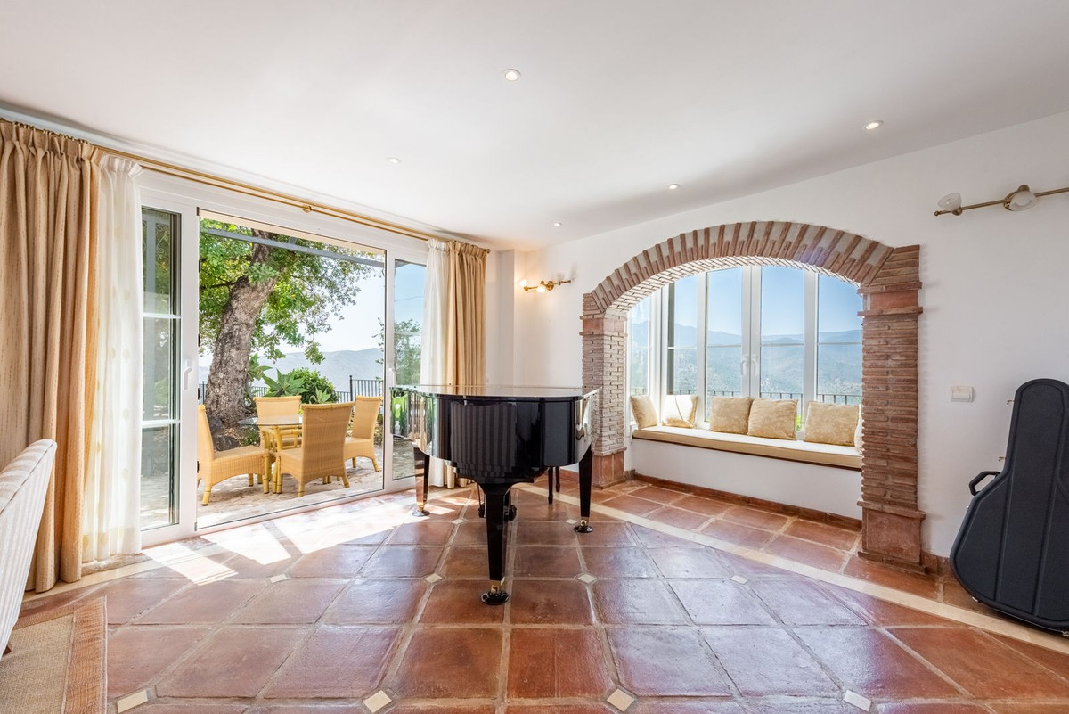 3 Bedroom Villa for Sale in Istán — 4