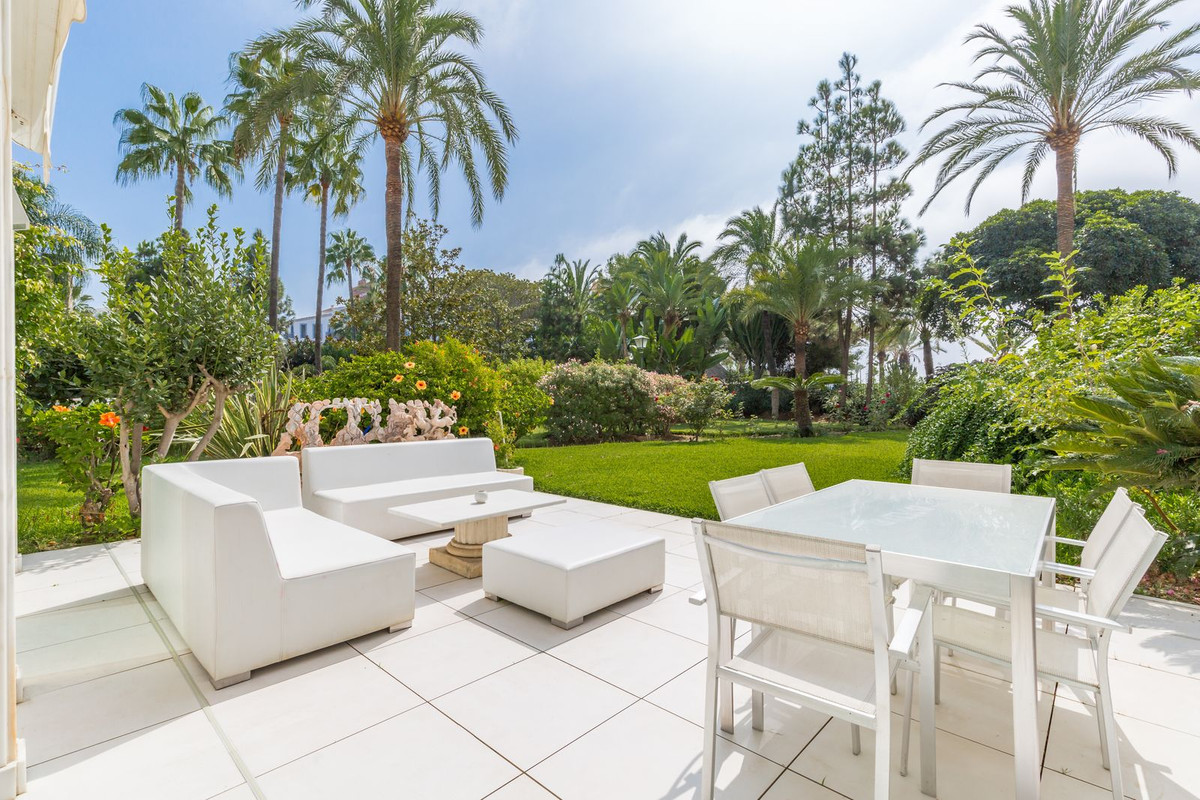 3 Bedroom Apartment for Sale in Puerto Banús — 2