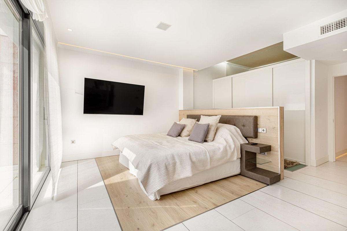 3 Bedroom Apartment for Sale in Puerto Banús — view 11