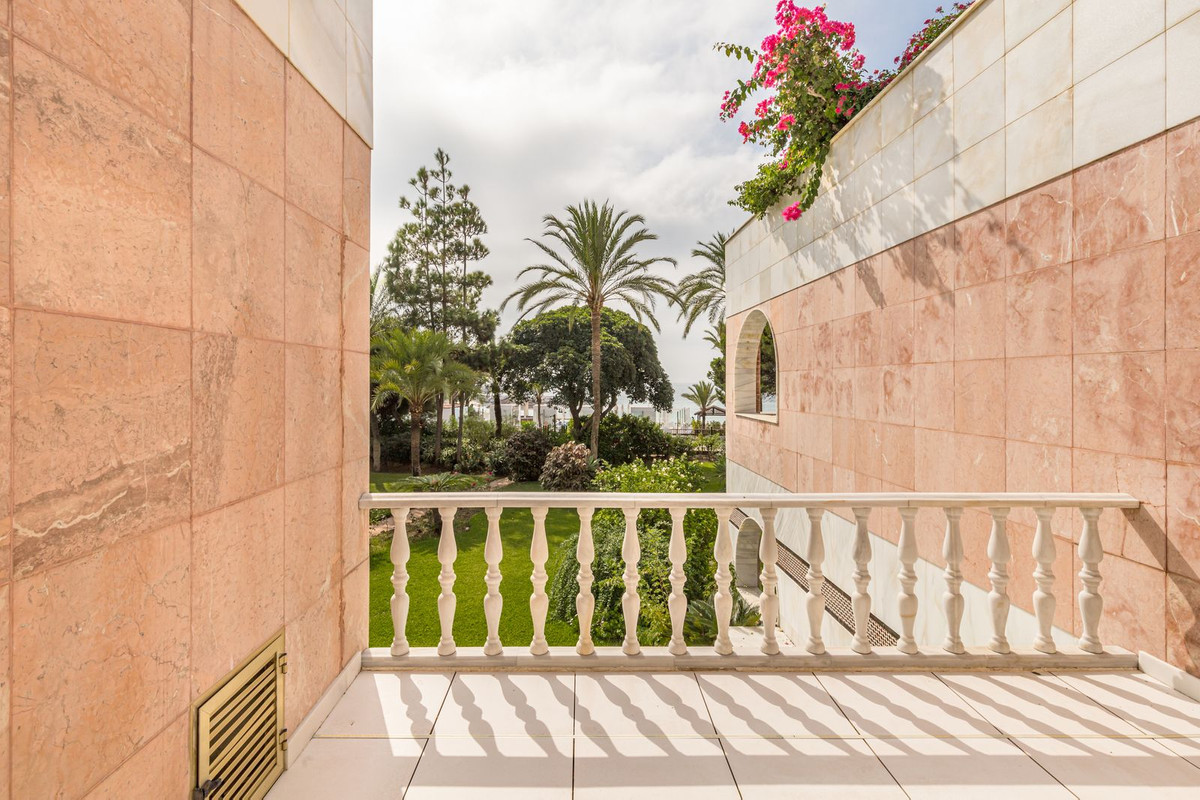 3 Bedroom Apartment for Sale in Puerto Banús — view 20