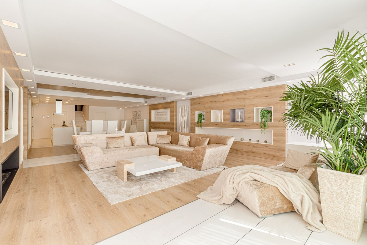 3 Bedroom Apartment for Sale in Puerto Banús — 3