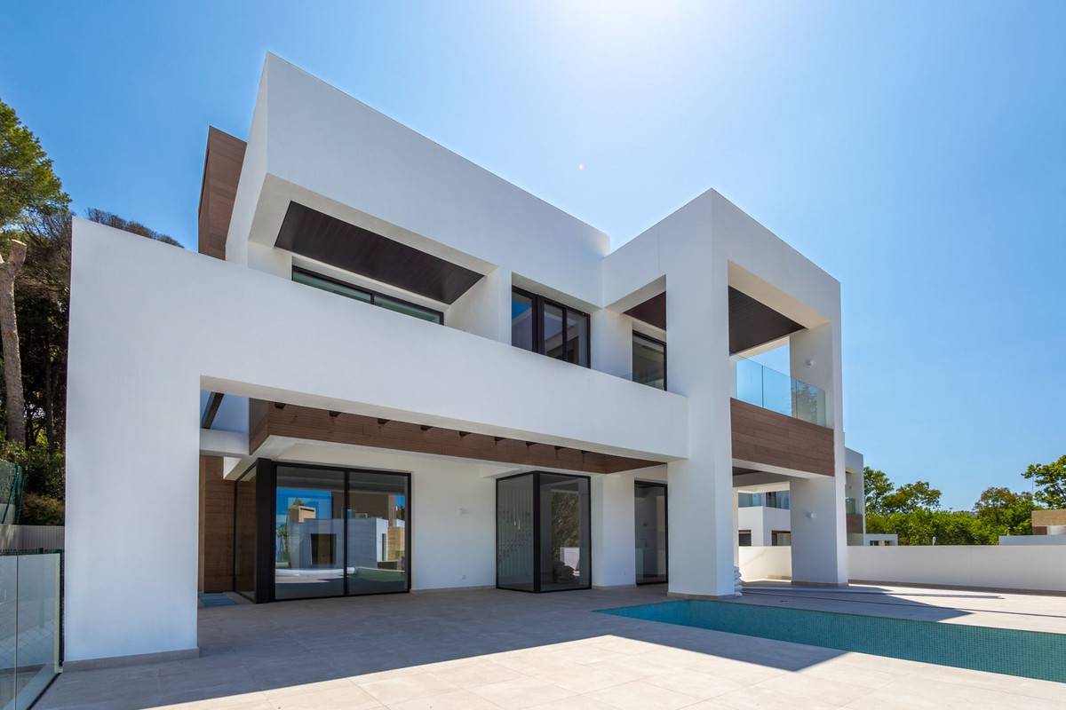 4 Bedroom Villa for Sale in The Golden Mile — 2