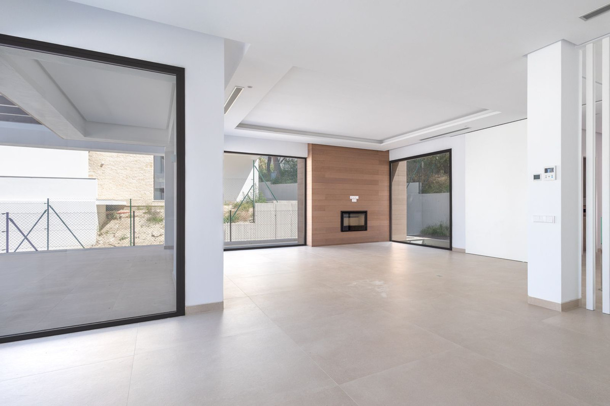 4 Bedroom Villa for Sale in The Golden Mile — 7