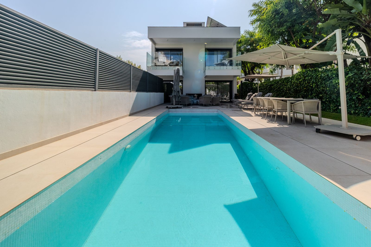 4 Bedroom Villa for Sale in Puerto Banús