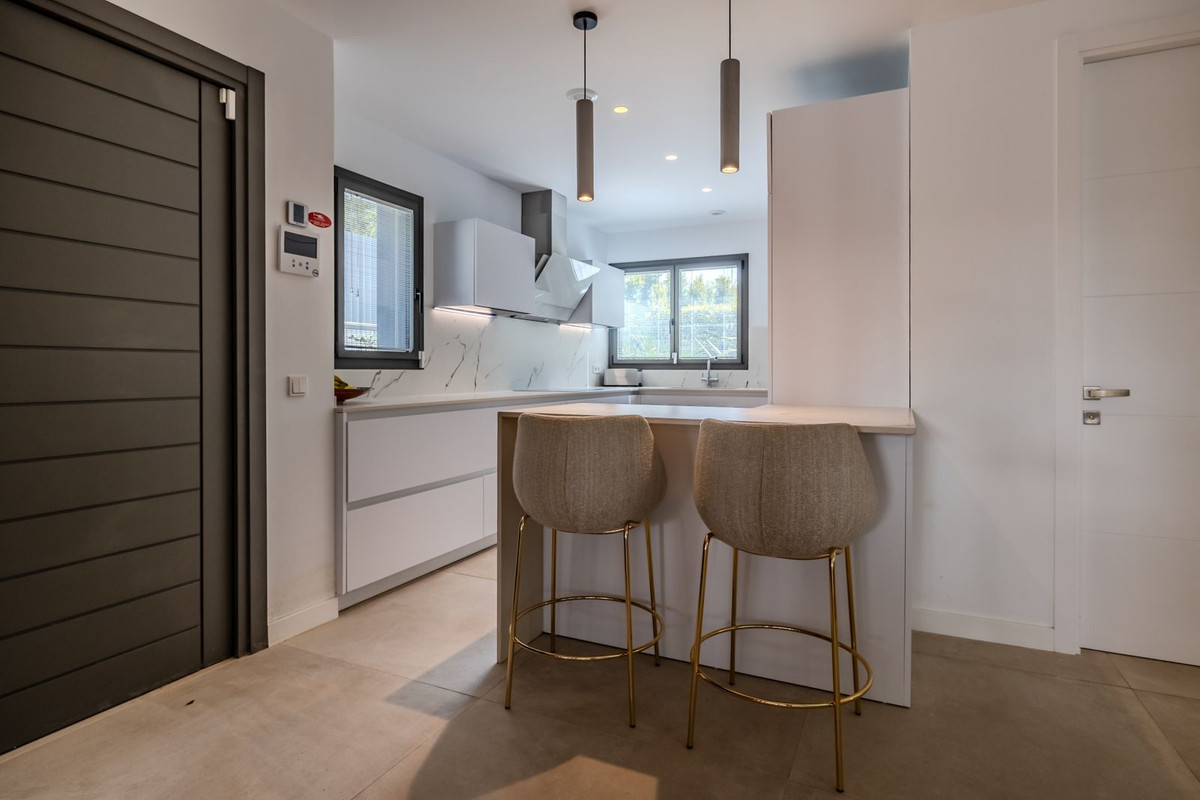 4 Bedroom Villa for Sale in Puerto Banús — 2