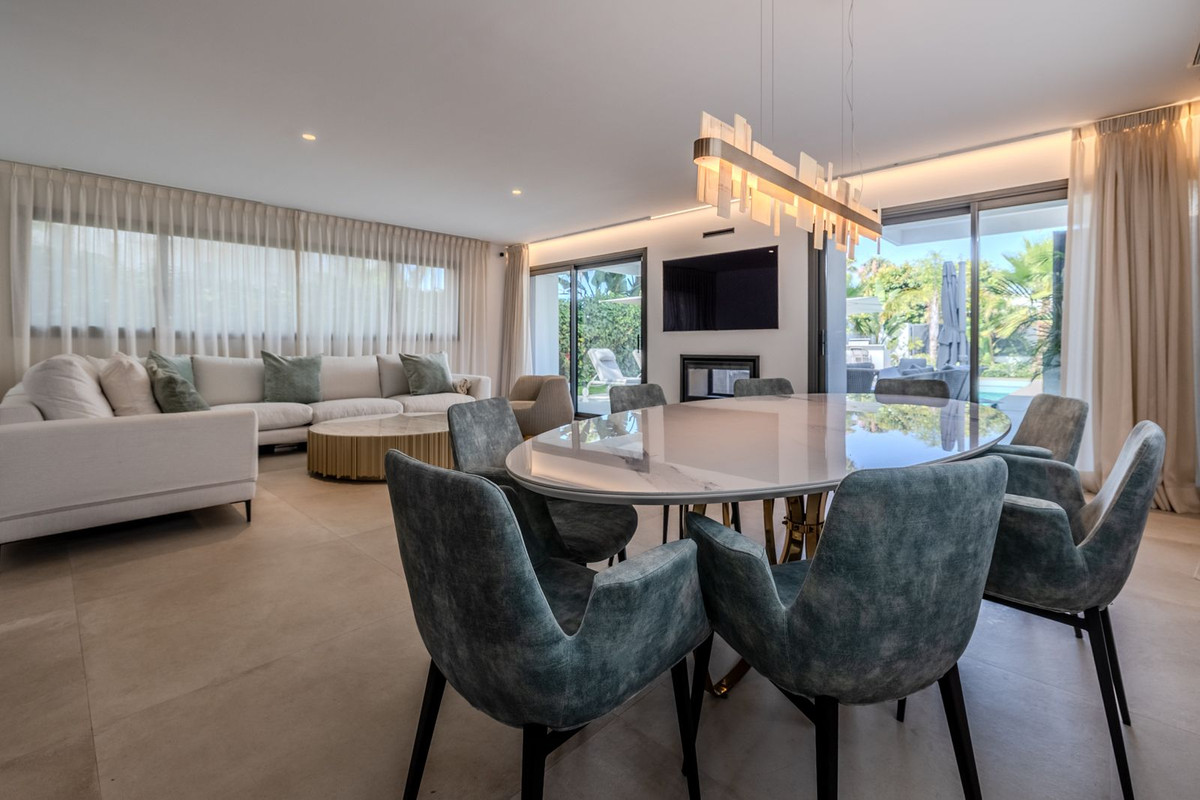 4 Bedroom Villa for Sale in Puerto Banús — 7