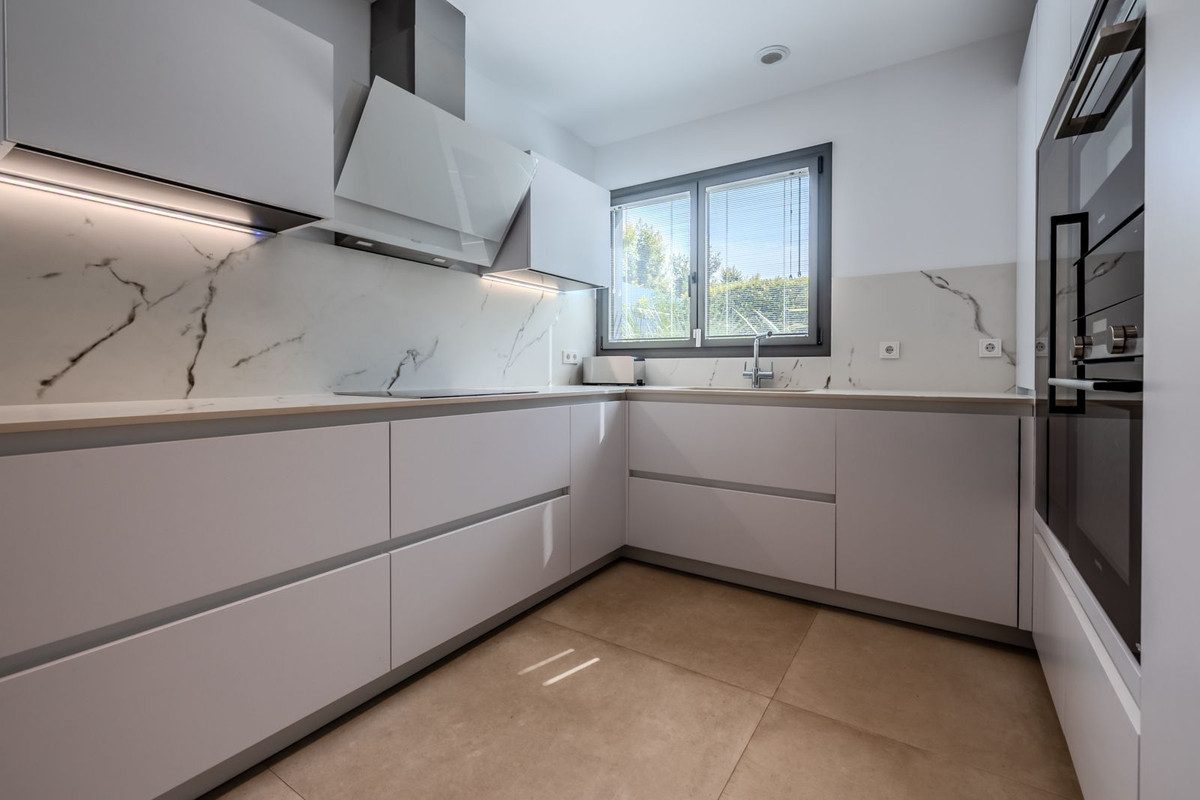 4 Bedroom Villa for Sale in Puerto Banús — view 10