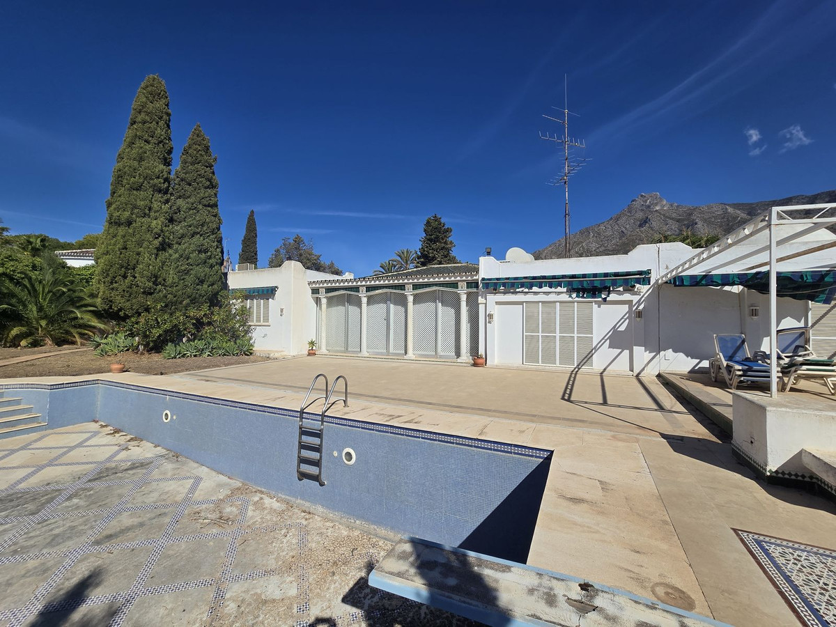 6 Bedroom Villa for Sale in Marbella