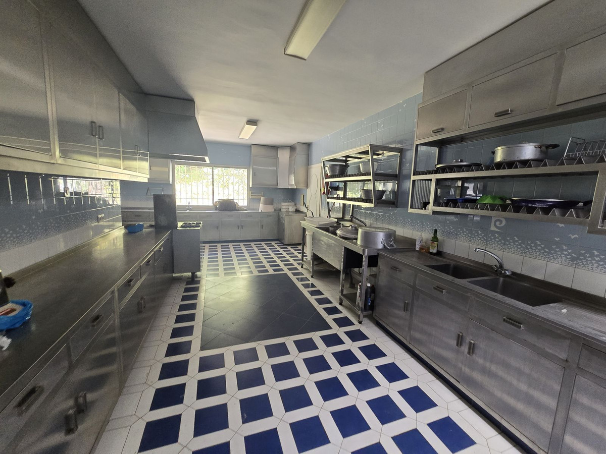 6 Bedroom Villa for Sale in Marbella — 7