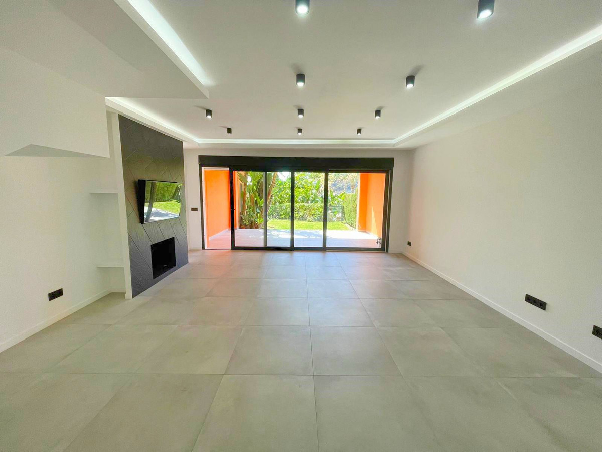 3 Bedroom Villa for Sale in El Paraiso — view 10