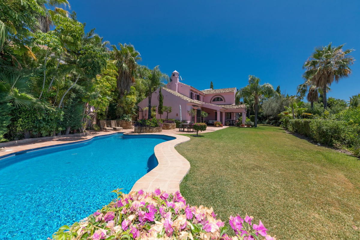 5 Bedroom Villa for Sale in Benahavís