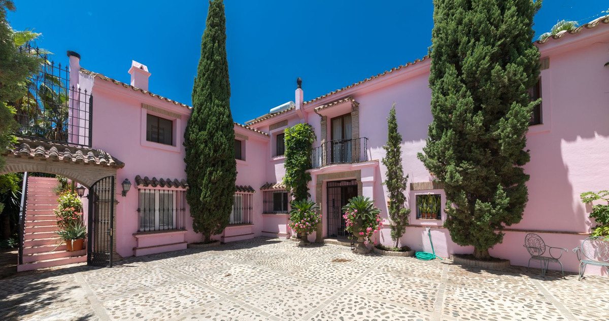 5 Bedroom Villa for Sale in Benahavís — 2