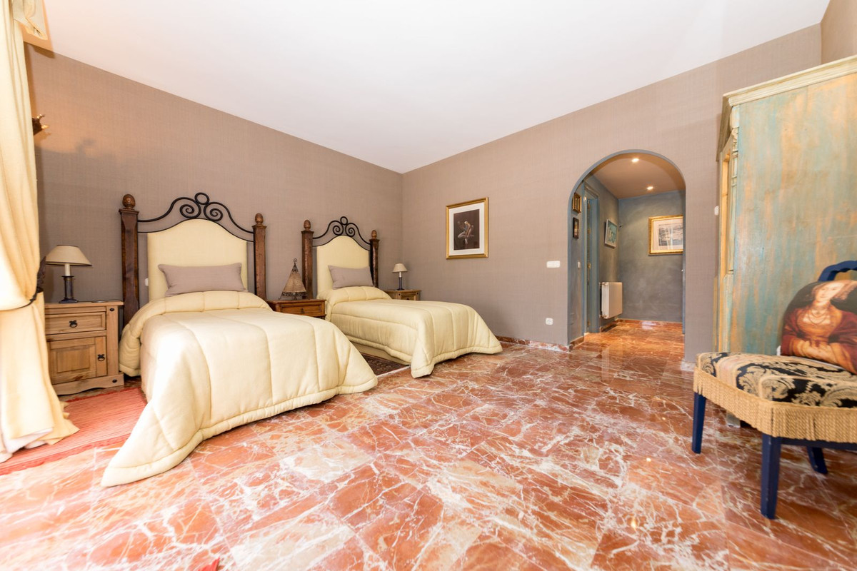 5 Bedroom Villa for Sale in Benahavís — view 10