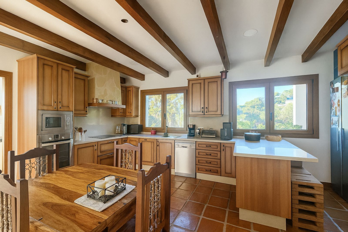 4 Bedroom Villa for Sale in Istán — 8