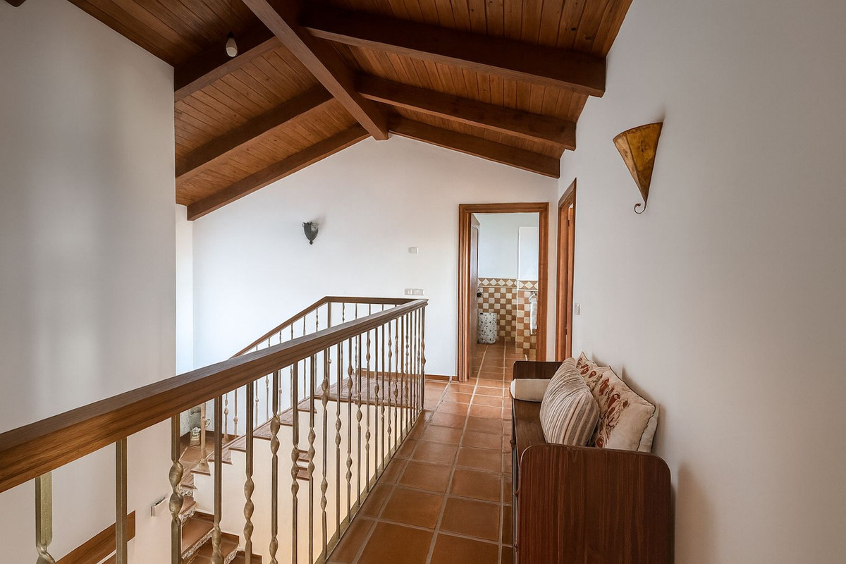 4 Bedroom Villa for Sale in Istán — 9