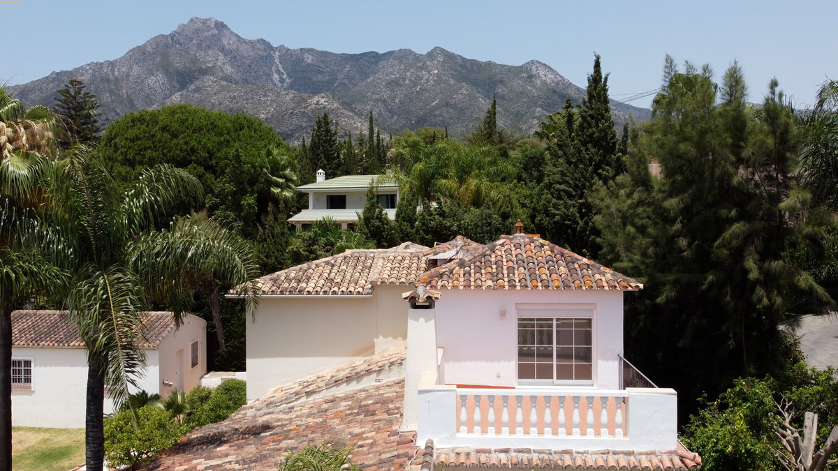 5 Bedroom Villa for Sale in Nagüeles — 5