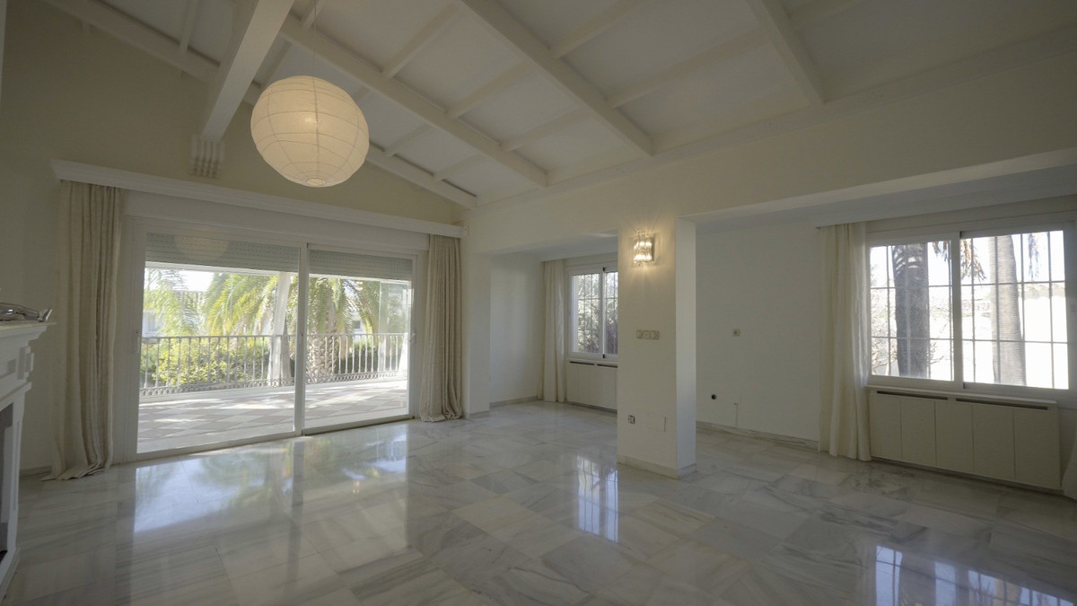 5 Bedroom Villa for Sale in Nagüeles — view 10