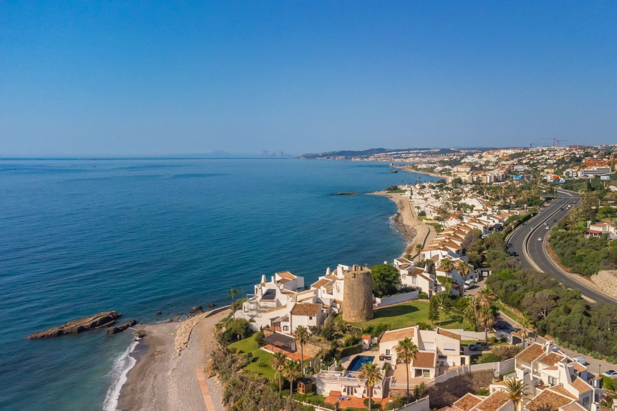 5 Bedroom Villa for Sale in Estepona — 2