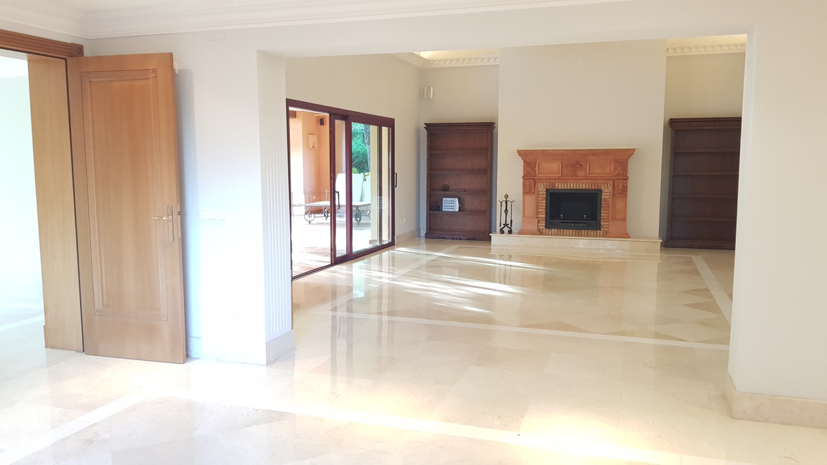 4 Bedroom Villa for Sale in Sierra Blanca — 8