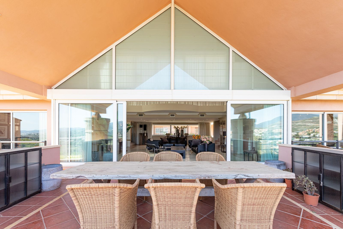 5 Bedroom Apartment for Sale in Nueva Andalucía — 2