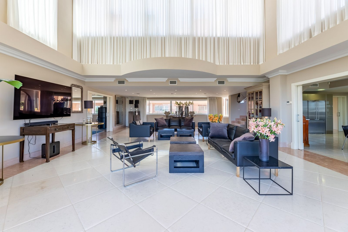 5 Bedroom Apartment for Sale in Nueva Andalucía — 3