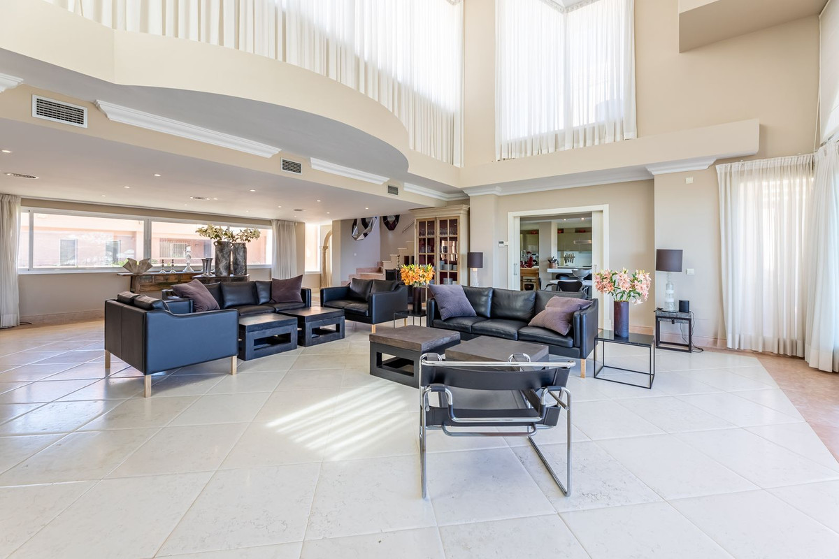 5 Bedroom Apartment for Sale in Nueva Andalucía — 4