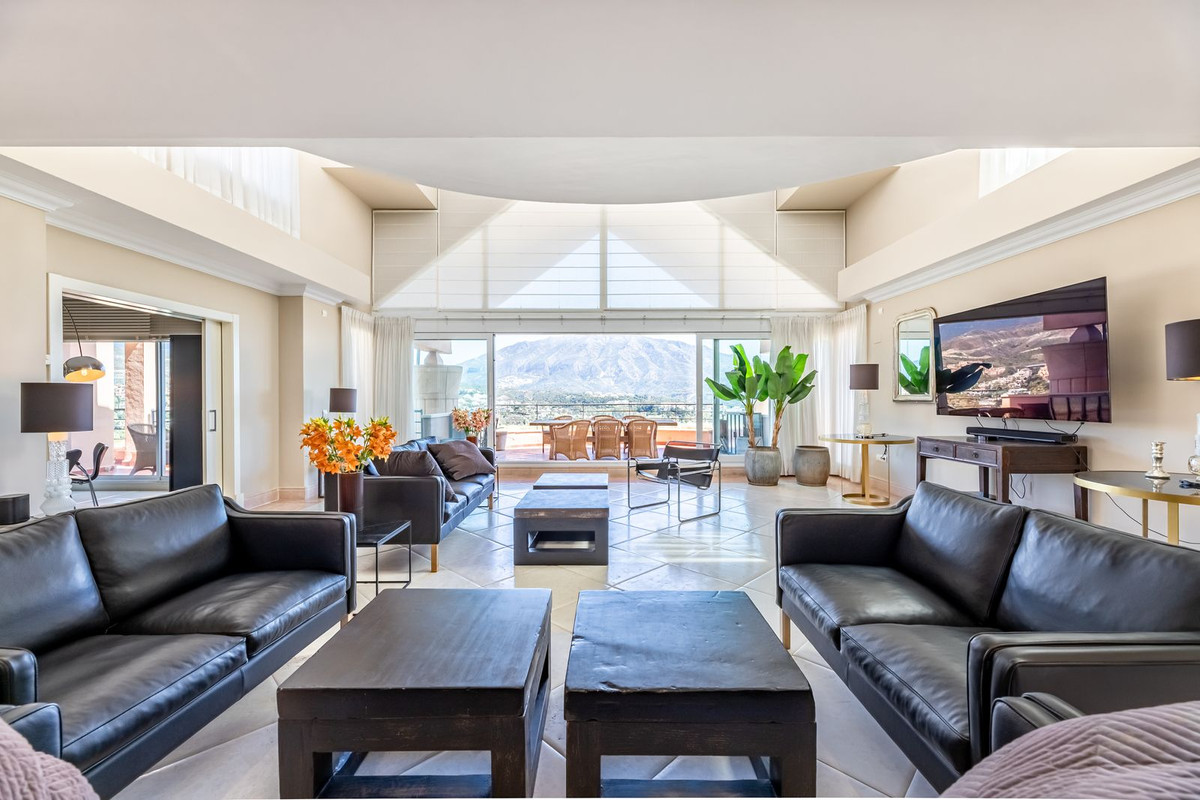 5 Bedroom Apartment for Sale in Nueva Andalucía — 5