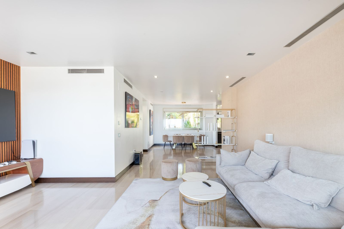 2 Bedroom Apartment for Sale in Benahavís — 4