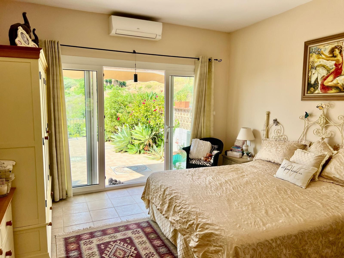 3 Bedroom Villa for Sale in Estepona — 8