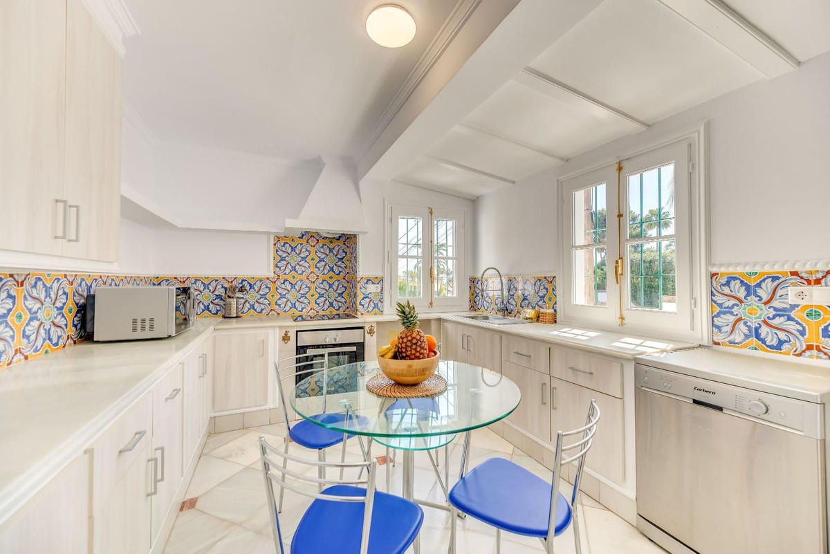 5 Bedroom Villa for Sale in Nueva Andalucía — 9