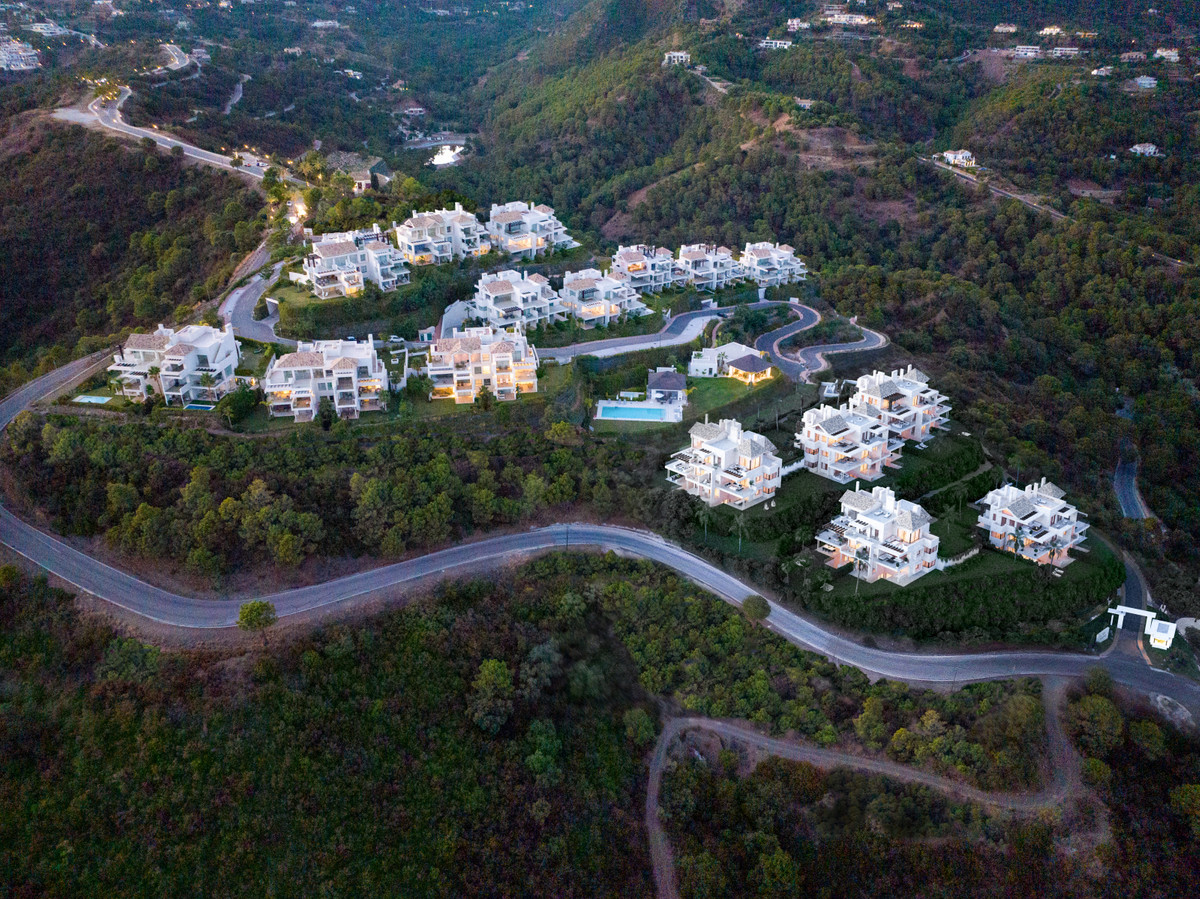 2 Bedroom Apartment for Sale in Benahavís — 4